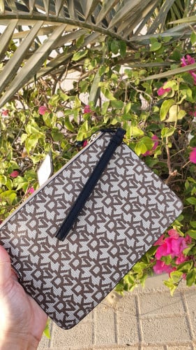 باوتش ماركة DKNY