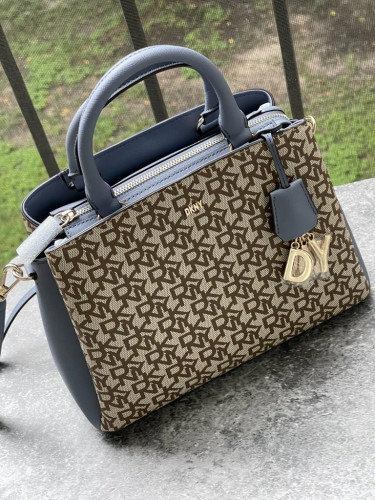 شنطة ماركة DKNY