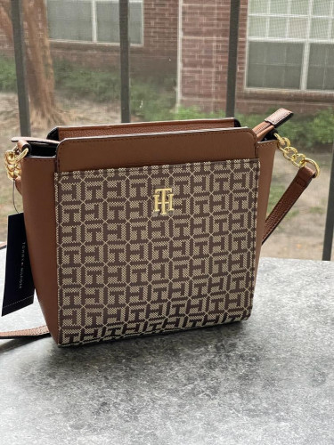 شنطة ماركة تومي هيلفيقر