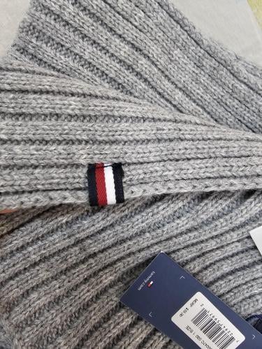 شال ماركة تومي هيلفيقر