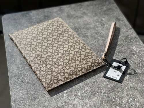 باوتش ماركة DKNY