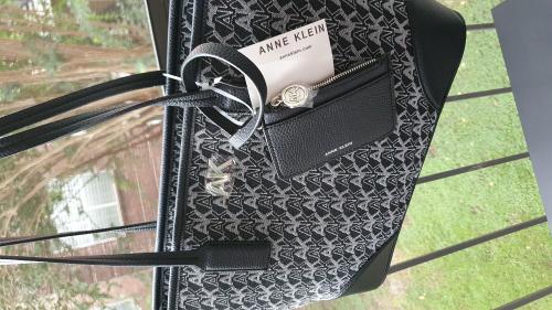 شنطة كبيرة ماركة ANNE KLEIN