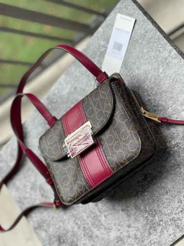 شنطة ماركة كالفن كلاين