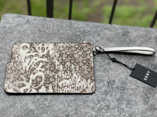 باوتش ماركة DKNY