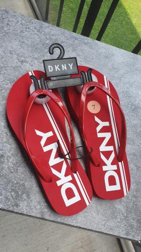 DKNY FLIP FLOP