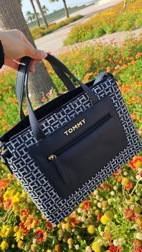 شنطة ماركة تومي هيلفيقر