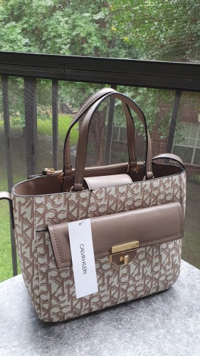 شنطة وسط ماركة كالفن كلاين