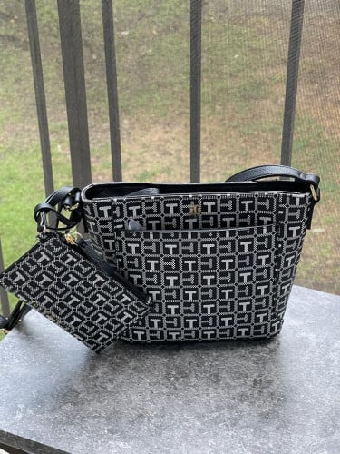 شنطة ماركة تومي هيلفيقر