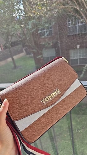 شنطة ماركة تومي هيلفيقر