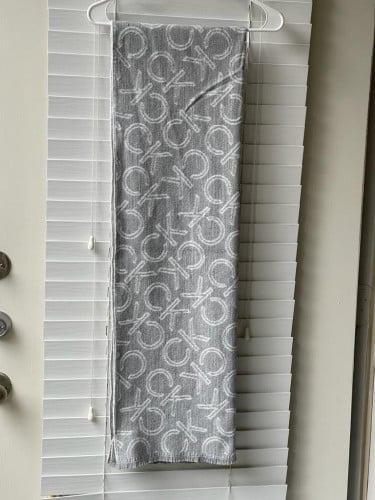 شال ماركة كالفن كلاين