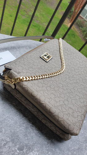 شنطة ماركة كالفن كلاين