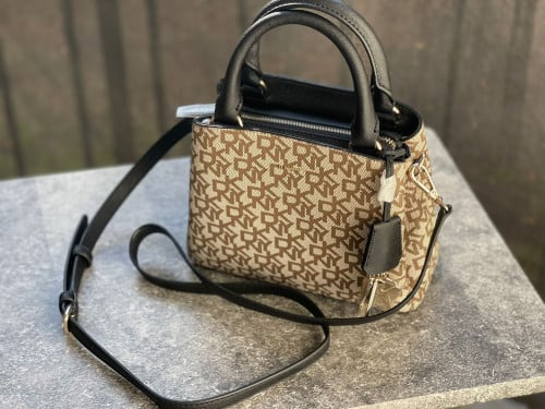 شنطة ماركة DKNY