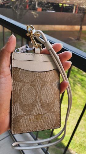 حامل هوية ماركة كوتش