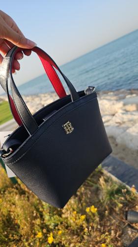 شنطة صغيرة ماركة تومي هيلفيقر