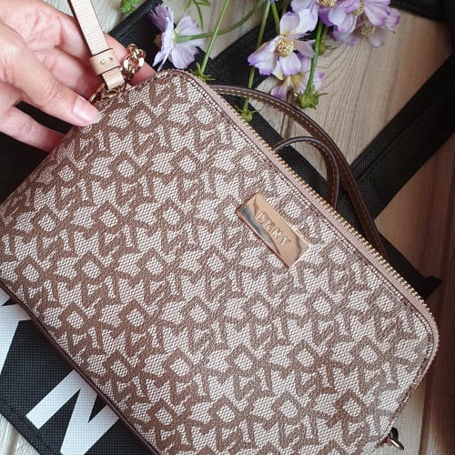 شنطة ماركة  DKNY