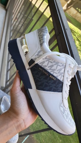 جزمة ماركة مايكل كورس