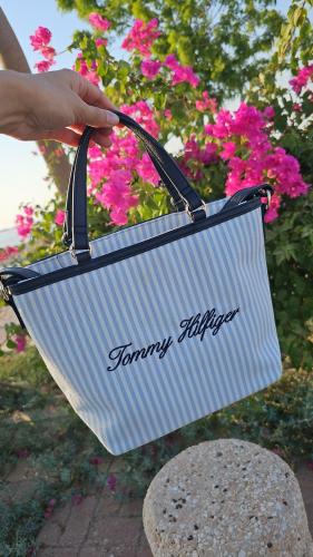 شنطة ماركة تومي هيلفيقر