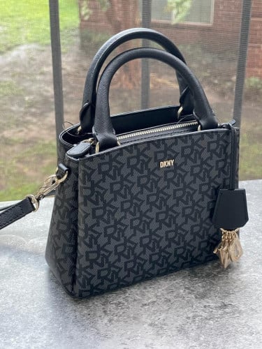 شنطة ماركة DKNY