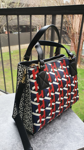 شنطة ماركة تومي هيلفيقر