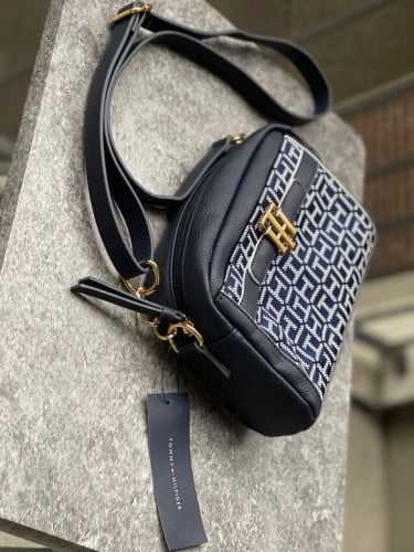 شنطة ماركة تومي هيلفيقر