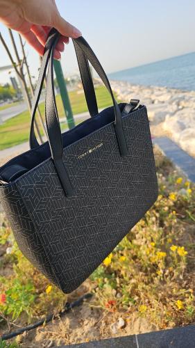 شنطة ماركة تومي هيلفيقر