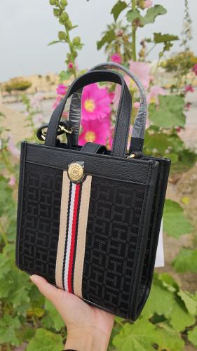 شنطة ماركة تومي هيلفيقر