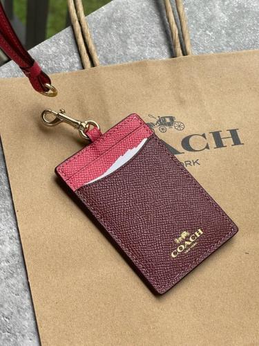 حامل هوية ماركة كوتش