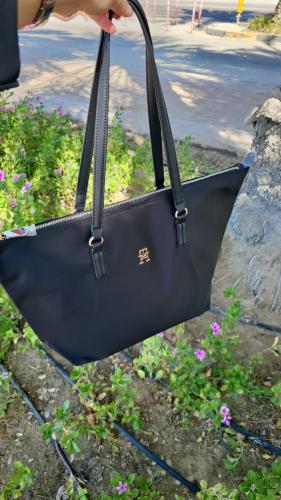 شنطة كبيرة ماركة تومي هيلفيقر