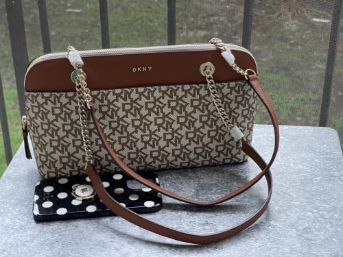 شنطة كتف ماركة DKNY