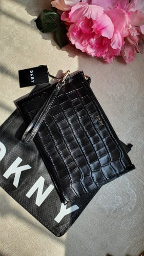 باوتش ماركة DKNY