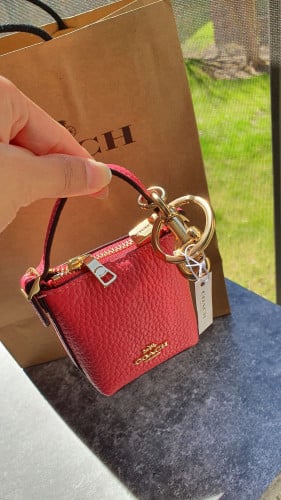 ميدالية وتعليقة شنطة ماركة كوتش