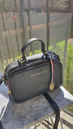شنطة ماركة تومي هيلفيقر