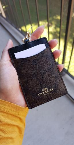 حامل هوية ماركة كوتش