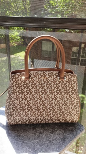 شنطة ماركة DKNY