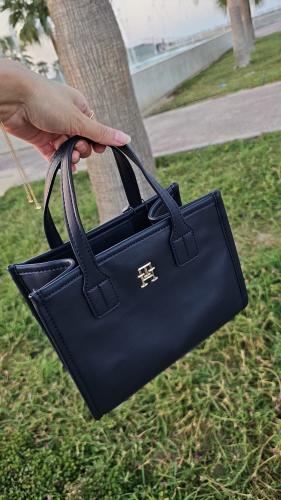 شنطة ماركة تومي هيلفيقر