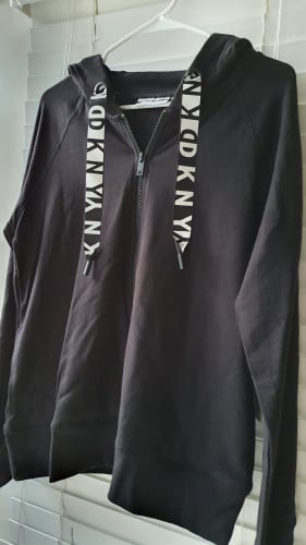 بلوفر ماركة DKNY