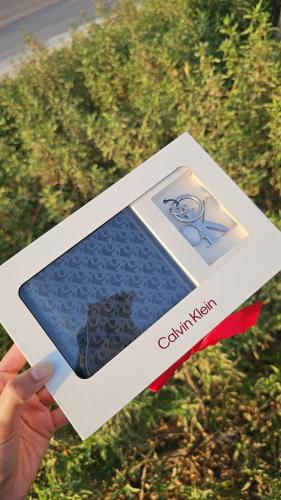 طقم محفظة وميدالية ماركة كالفن كلاين