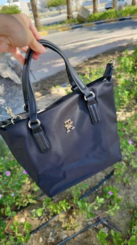 شنطة ماركة تومي هيلفيقر