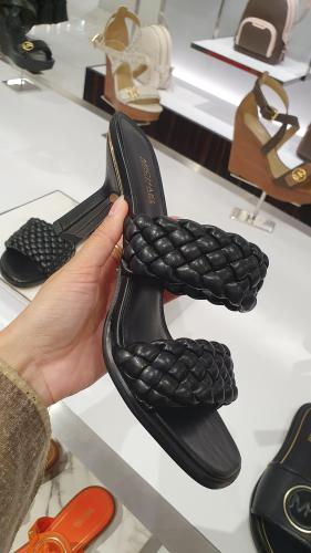 كعب ماركة مايكل كورس