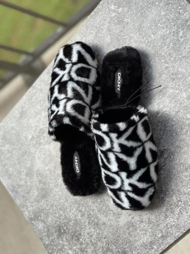 صندل شتوي ماركة DKNY