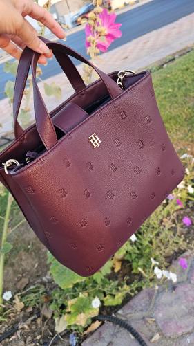 شنطة ماركة تومي هيلفيقر