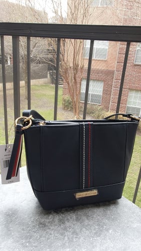 شنطة ماركة تومي هيلفيقر