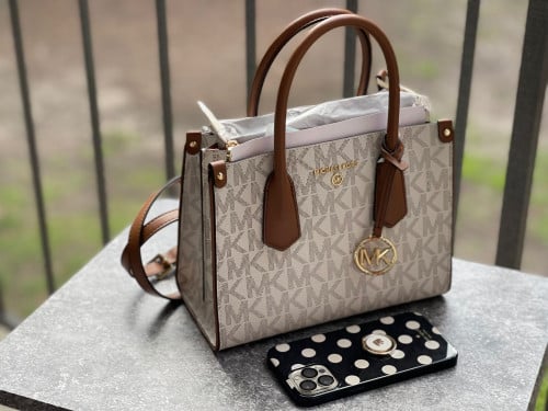 شنطة ماركة مايكل كورس