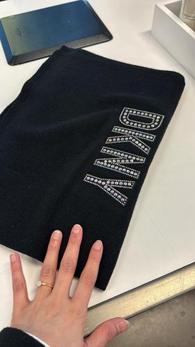 شال ماركة DKNY