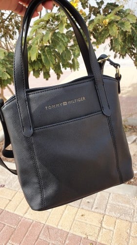 شنطة ماركة تومي هيلفيقر