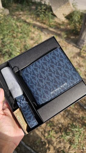 طقم رجالي محفظة / ميدالية مايكل كورس