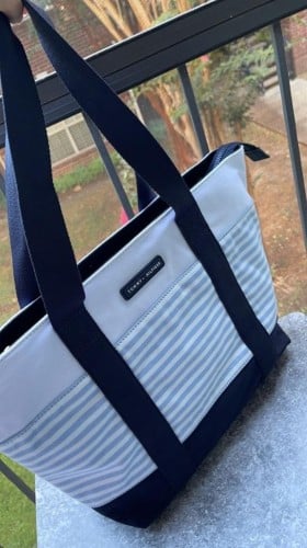 شنطة كبيرة ماركة تومي هيلفيقر