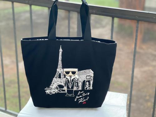 شنطة كبيرة ماركة كارل ليقارفيلد