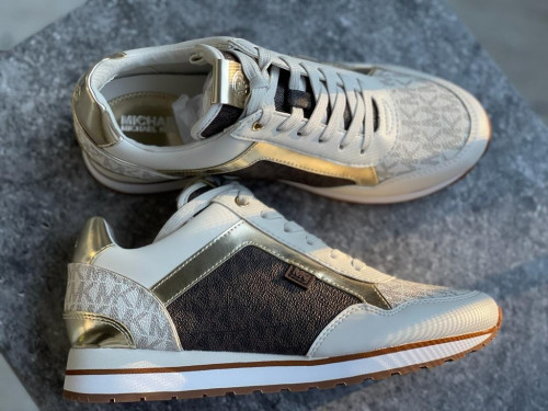 جزمة ماركة مايكل كورس