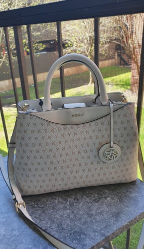 شنطة ماركة DKNY